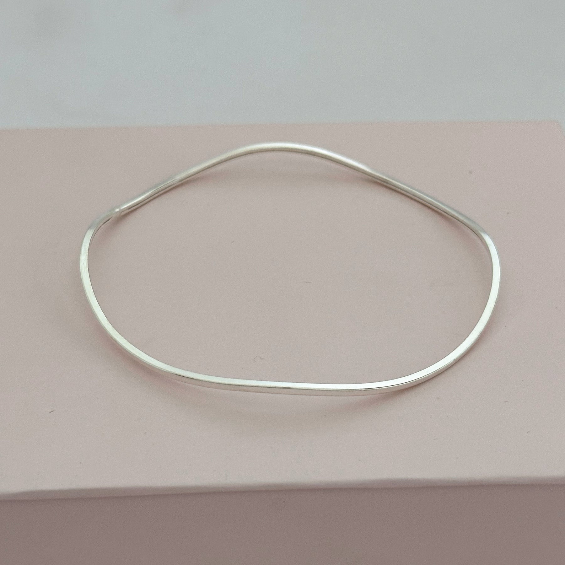 BRACELETE ONDULADO REDONDO LISO