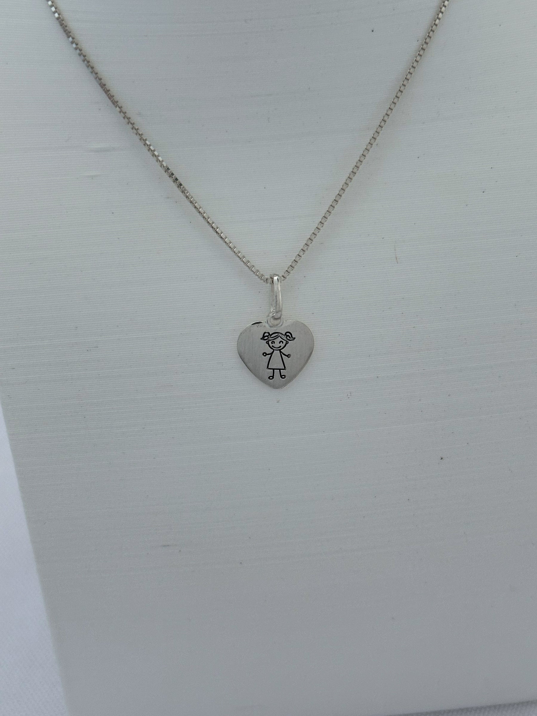 PINGENTE MEDALHA CORAÇÃO MENINA